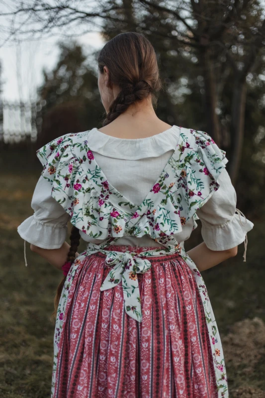 retro_edwardiański_fartuszek_w_kwiaty2.jpg